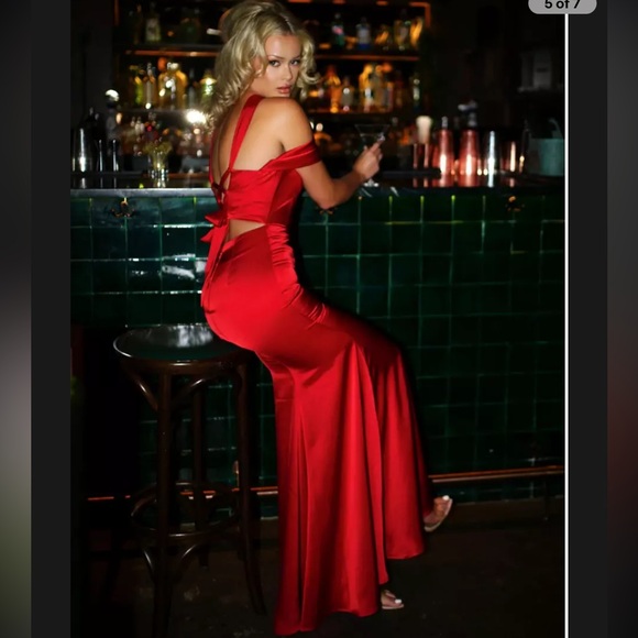 Red satin gown - Picture 7 of 8